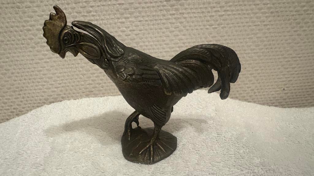 COQ SCULPTÉ CENDRIER SUR SOCLE EN METAL DORÉ, Collections, Collections Animaux, Enlèvement, Comme neuf