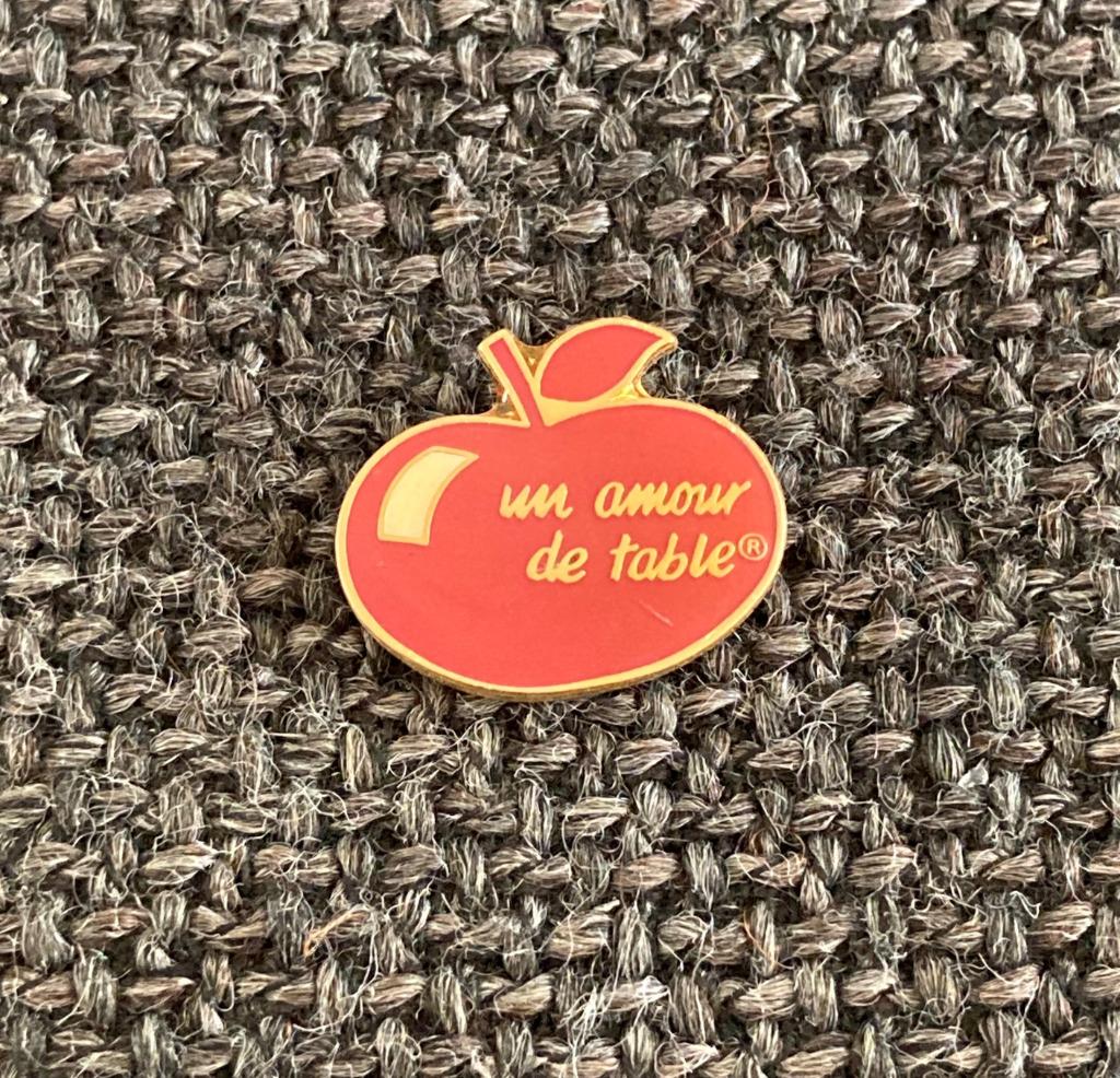PIN - UN AMOUR DE TABLE - POMME - APPEL, Envoi, Utilisé, Autres sujets/thèmes, Insigne ou Pin's