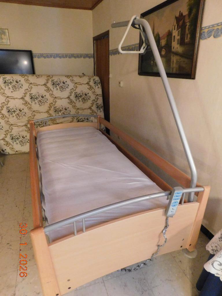 Lit de repos et de soins (réglable électriquement), Divers, Matériel Infirmier, Enlèvement, Utilisé
