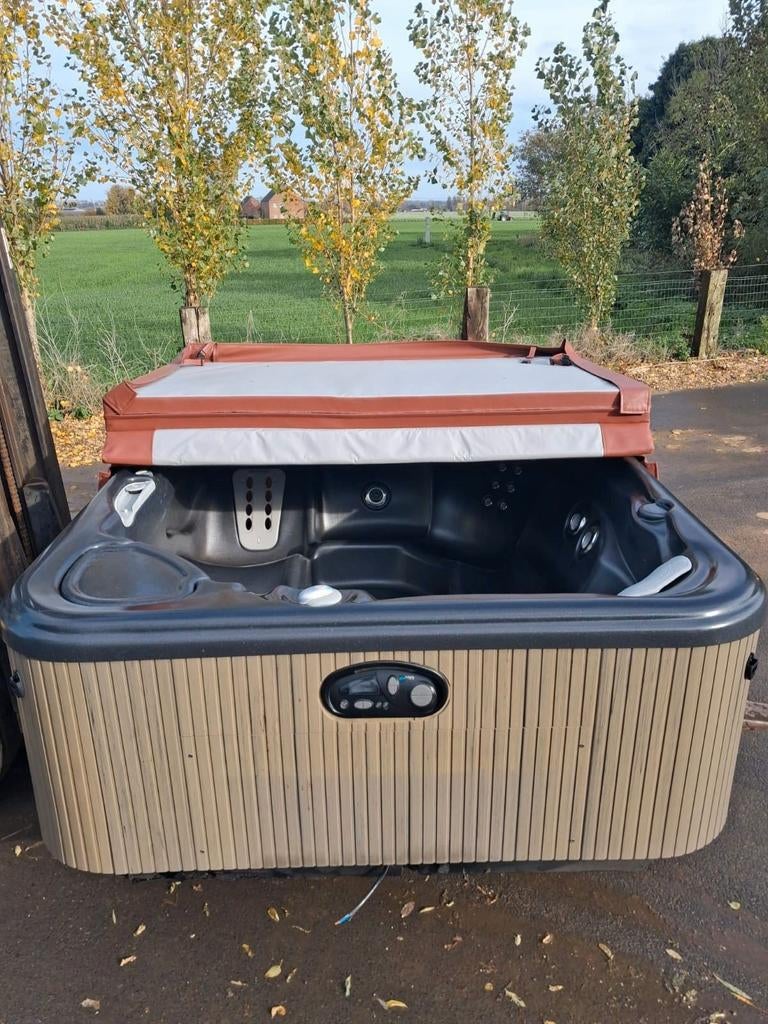 Jacuzzi gratis geleverd geplaatst