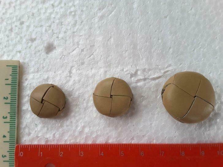 lichtbeige leren knopen 18, 20 en 25 mm bol met schacht, Ophalen of Verzenden, Nieuw