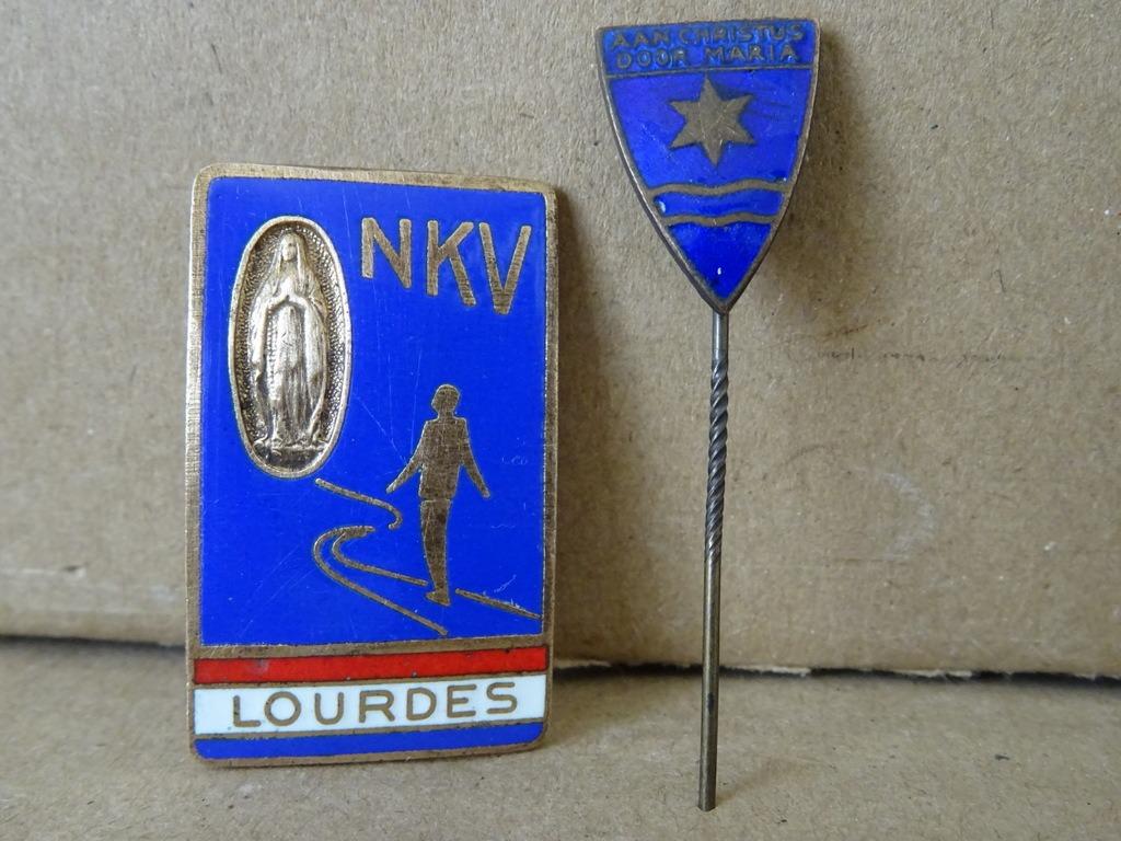 Broche à épinglette NKV Lourdes et épinglette Aan Christus, Collections, Religion, Utilisé, Christianisme | Catholique, Autres types