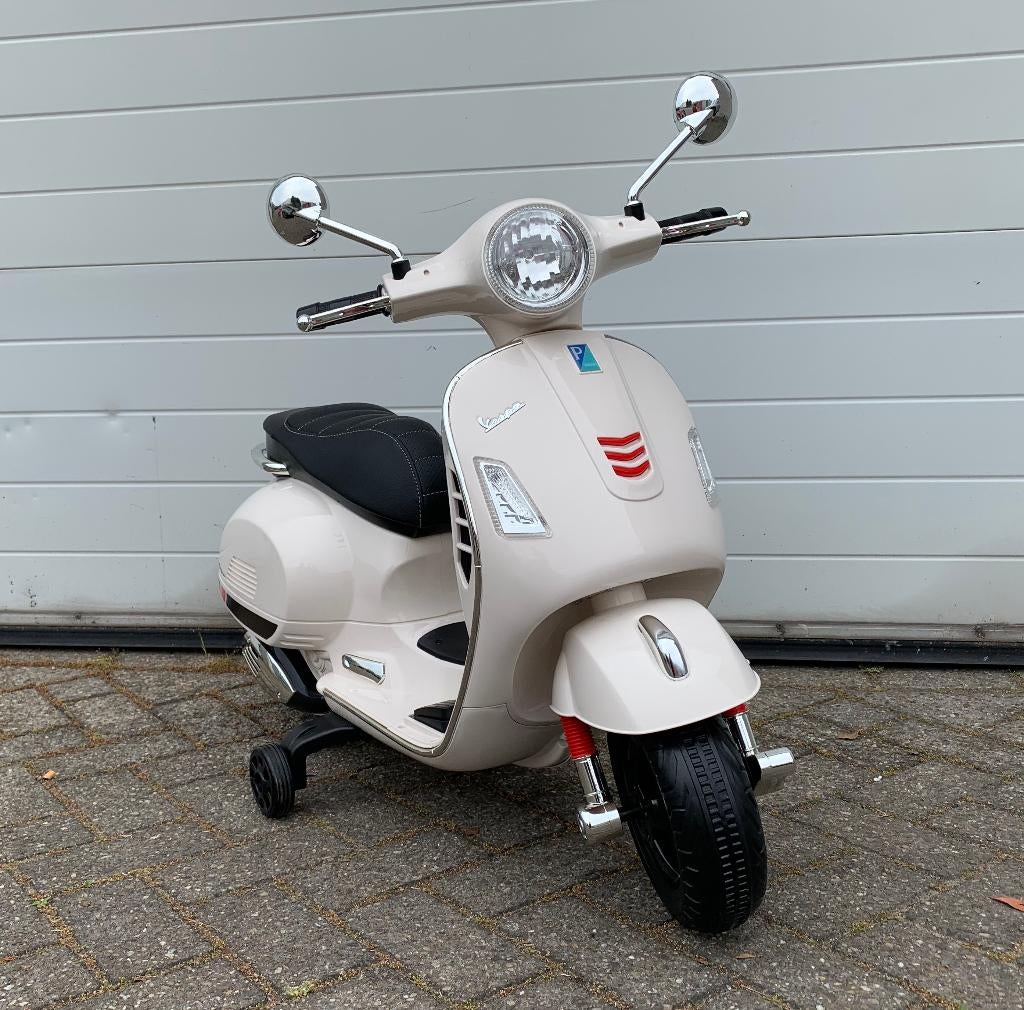 Vespa GTS Super 12v scooter wit Leer / MP3 / AUX verlichting, Kinderen en Baby's, Speelgoed | Buiten | Accuvoertuigen, Ophalen of Verzenden