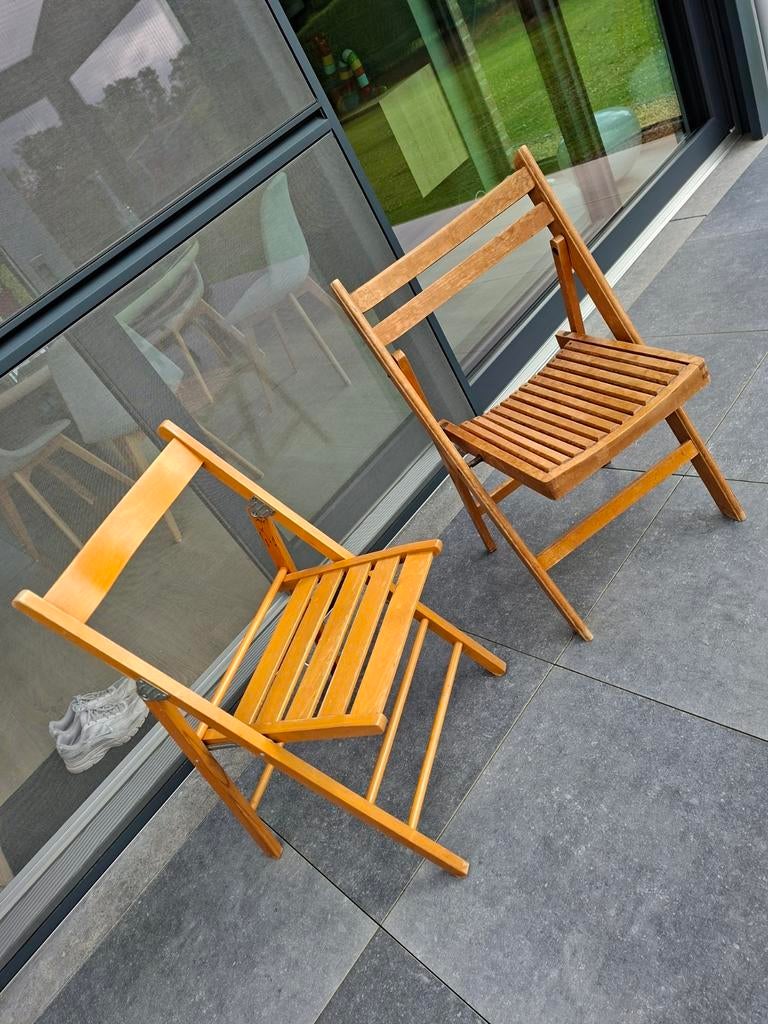 Twee houten klapstoelen. OOGSTJAAR, Ophalen, Gebruikt, Hout