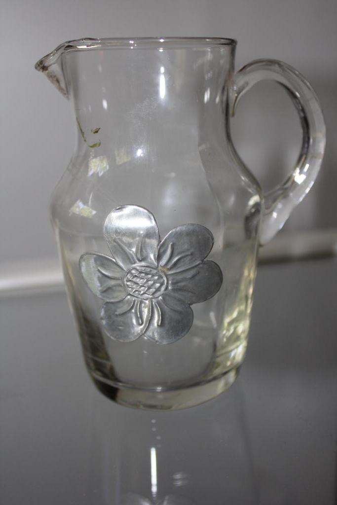 glazen waterkan met bloem, Enlèvement