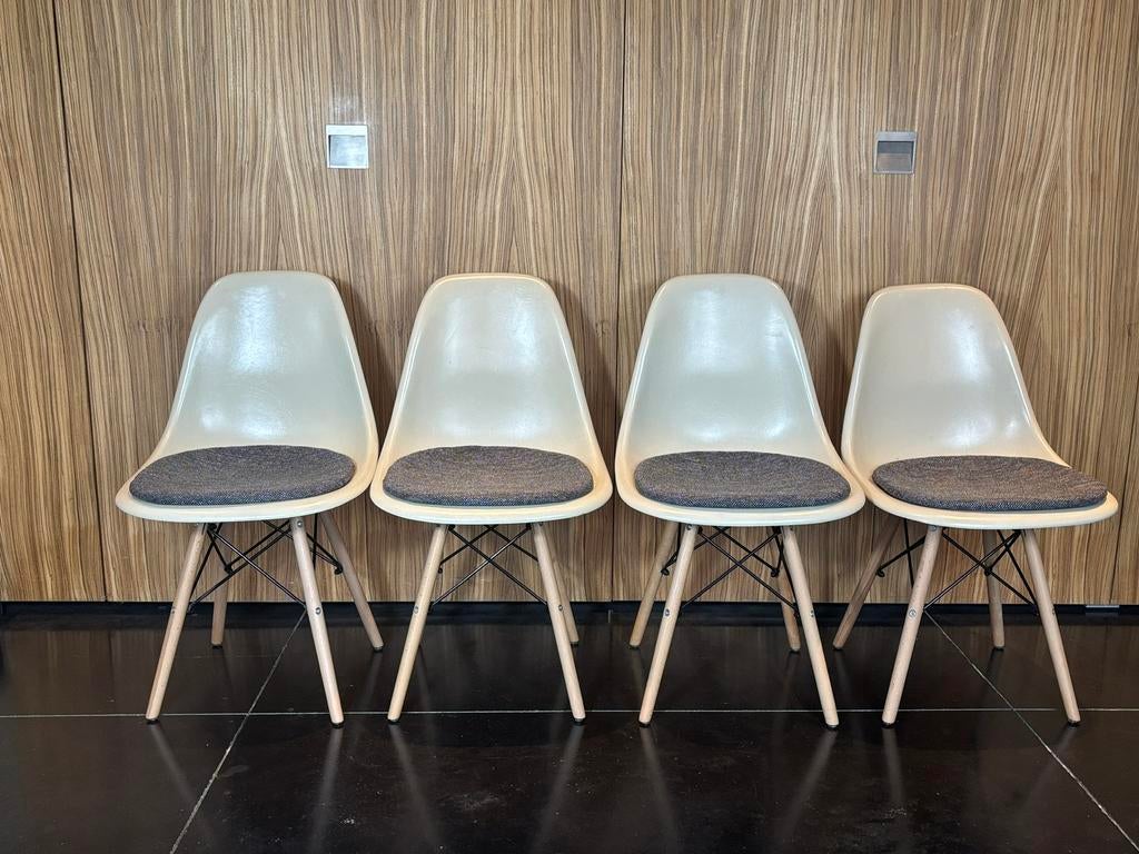 Eames stoelen, Ophalen, Zo goed als nieuw, Grijs