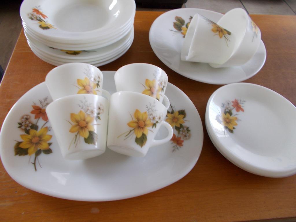 JAJ Pyrex made in England serviesje Retro met bloemmotief, Verzamelen, Ophalen of Verzenden