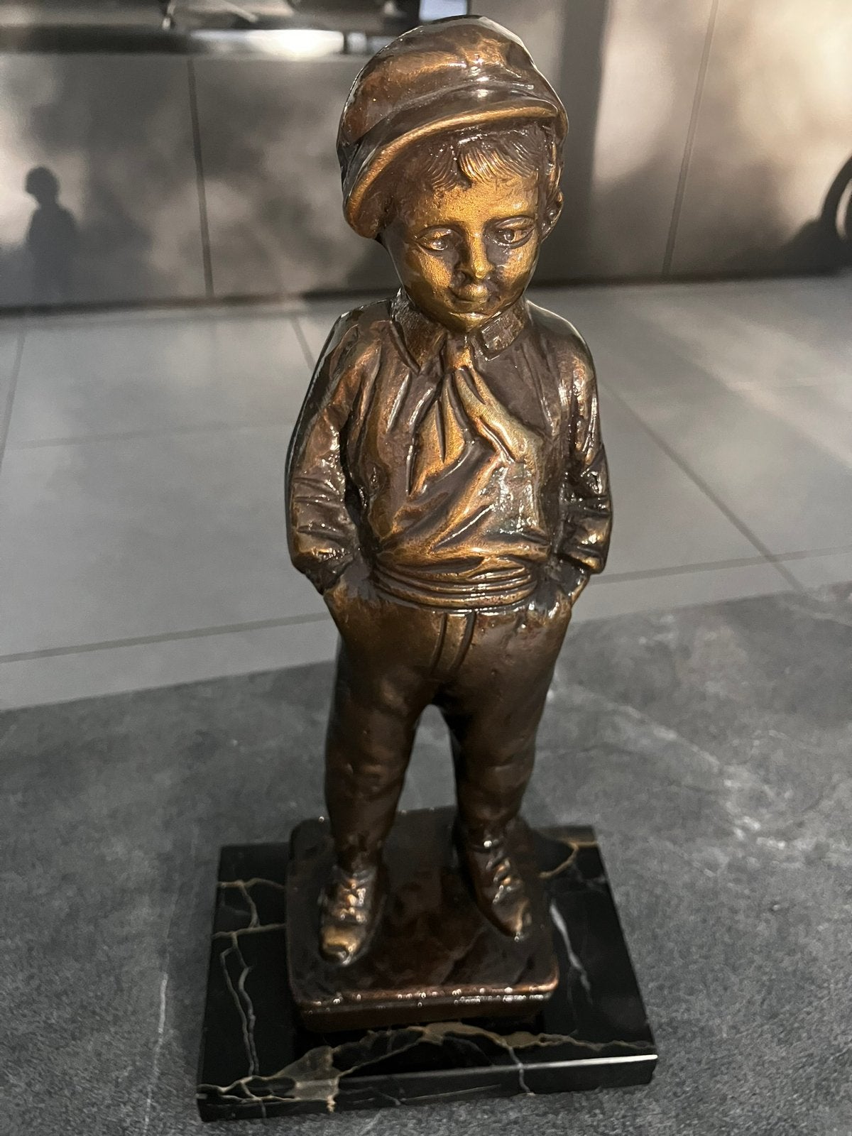 Bronzen beeldje gesigneerd, Ophalen, Gepatineerd, Beeld