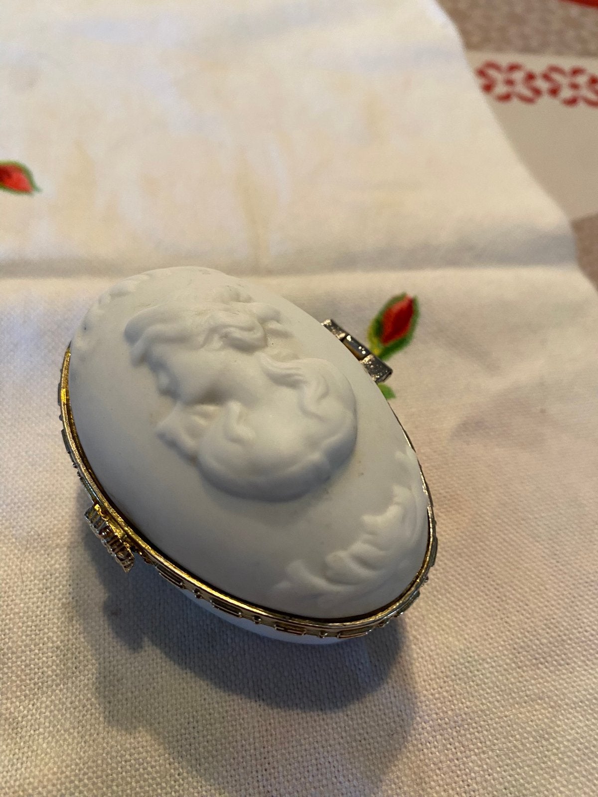 Belle boîte à pilules. Blanche., Enlèvement ou Envoi, 4 à 7 cm, Utilisé, Autres matériaux