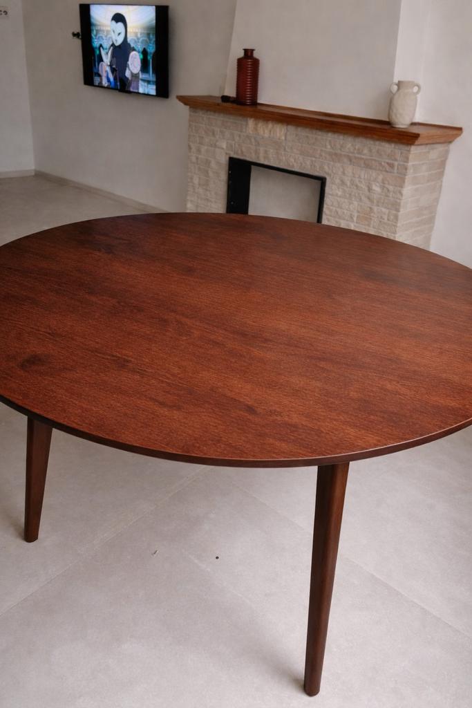 Eettafel Walnoot Rond - 140x140x76cm - Levi, Huis en Inrichting, Tafels | Eettafels, Zo goed als nieuw, Rond, Ophalen