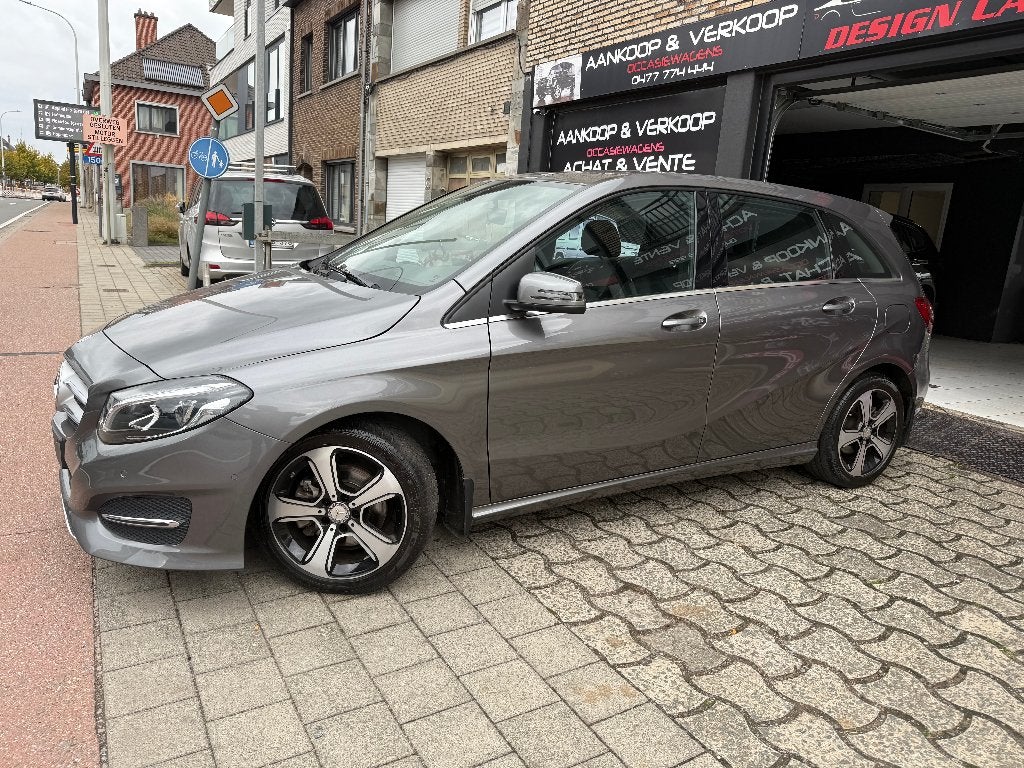 Mercedes A 180 Essence Pack AMG *1er Main Carnet Mercedes*, Autos, Cuir, Euro 6, Entreprise, 5 portes