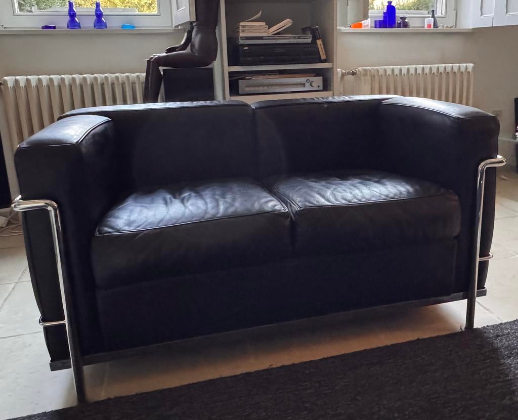 Canapé Le Corbusier 2 places en cuir noir ( Cassina), Maison & Meubles, Canapés | Salons, Moins de 75 cm, Comme neuf, Enlèvement