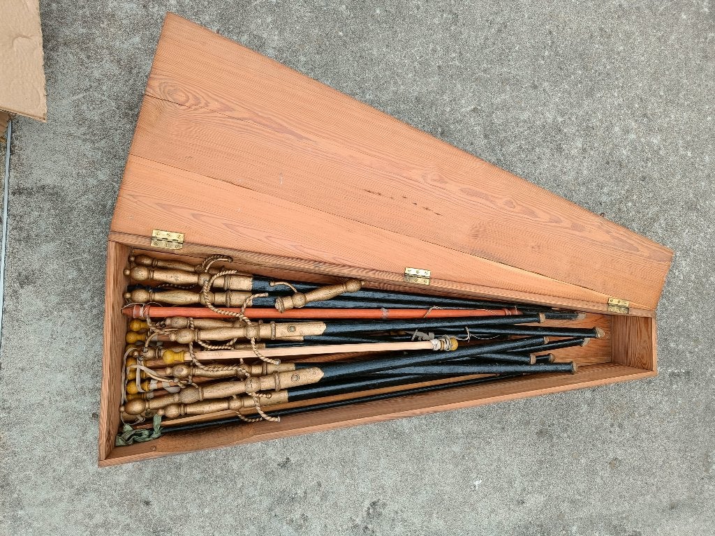 Beschilderde houten zwaarden voor toneel of decoratie, Antiek en Kunst, Ophalen