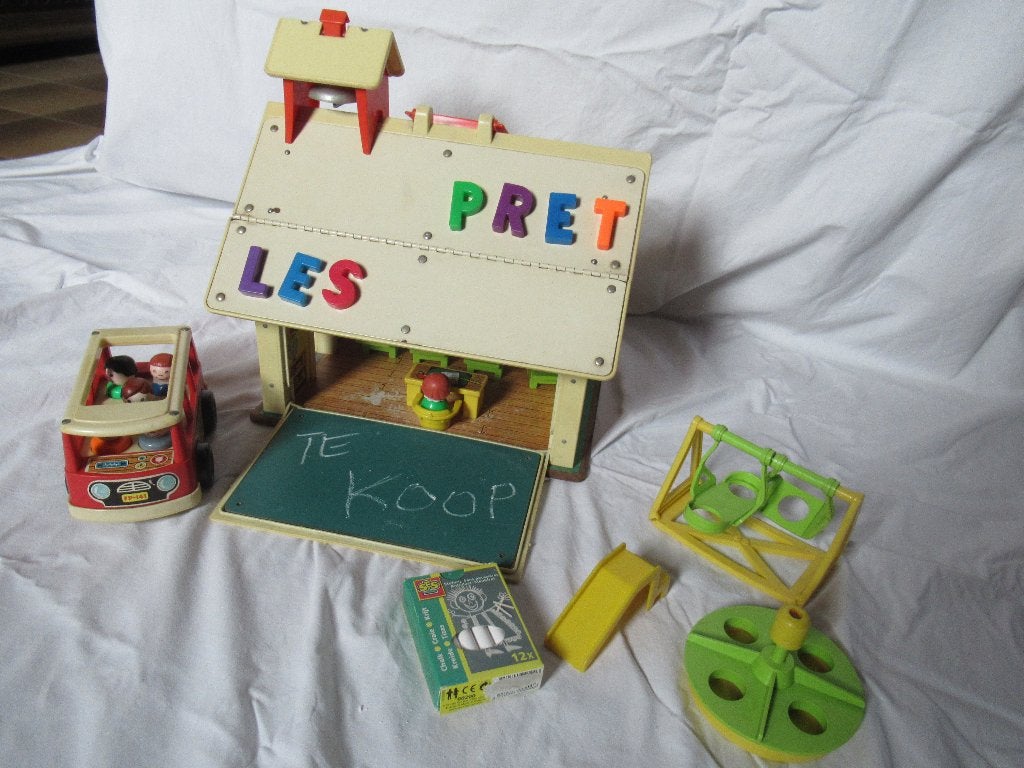 Fisher Price Schooltje met poppetjes, meubeltjes, schoolbus, Ophalen, Gebruikt