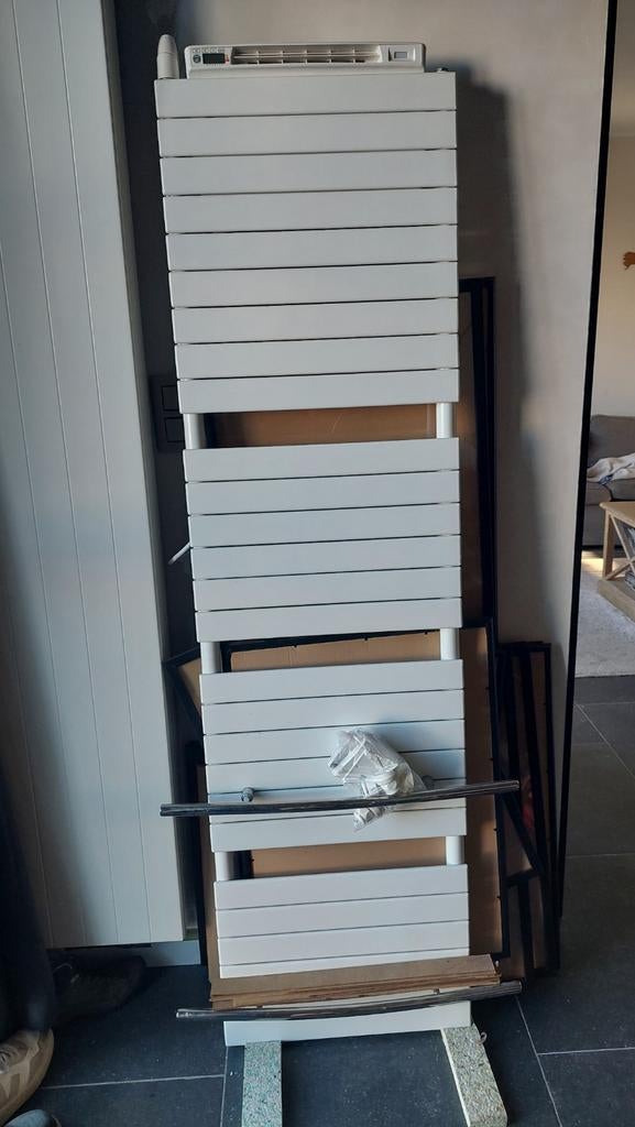 Elektrische radiator en handdoekdroger incl handdoekrek, Ophalen, Radiator