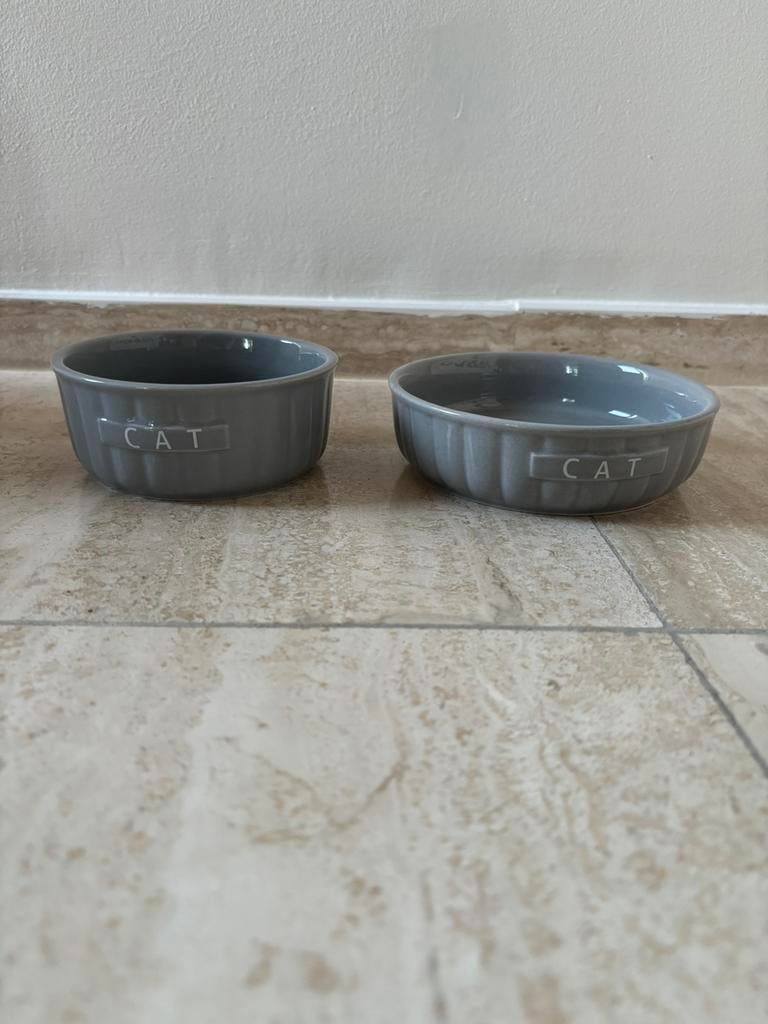 Voerder kommetjes voor katten, Ophalen, Zo goed als nieuw