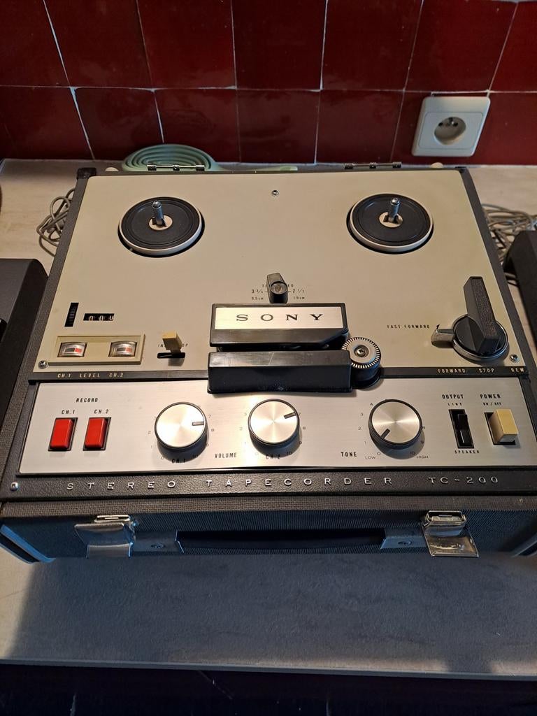 Sont tc 200 bandrecorder + 2 microfoons, Enlèvement, Magnétophone