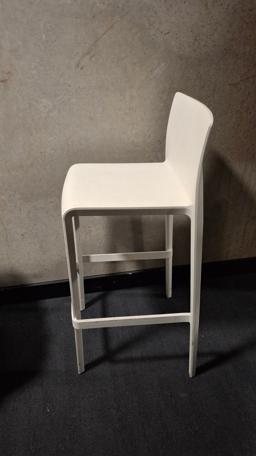 Hoge witte stoel, 1 tabouret, Avec repose-pieds, Comme neuf, Synthétique