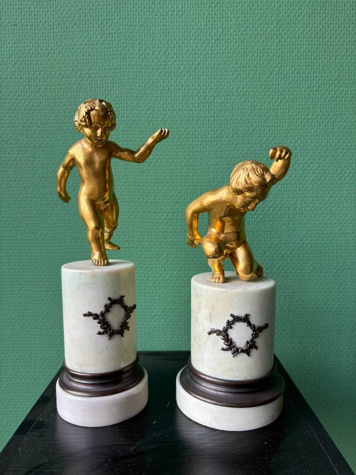 Antieke bronzen engeltjes op marmer, Ophalen, Zo goed als nieuw