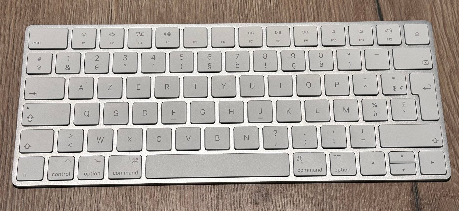 Clavier Apple Magic Keyboard (AZERTY) en parfait état + acce, Enlèvement ou Envoi, Azerty, Comme neuf, Plug-and-play