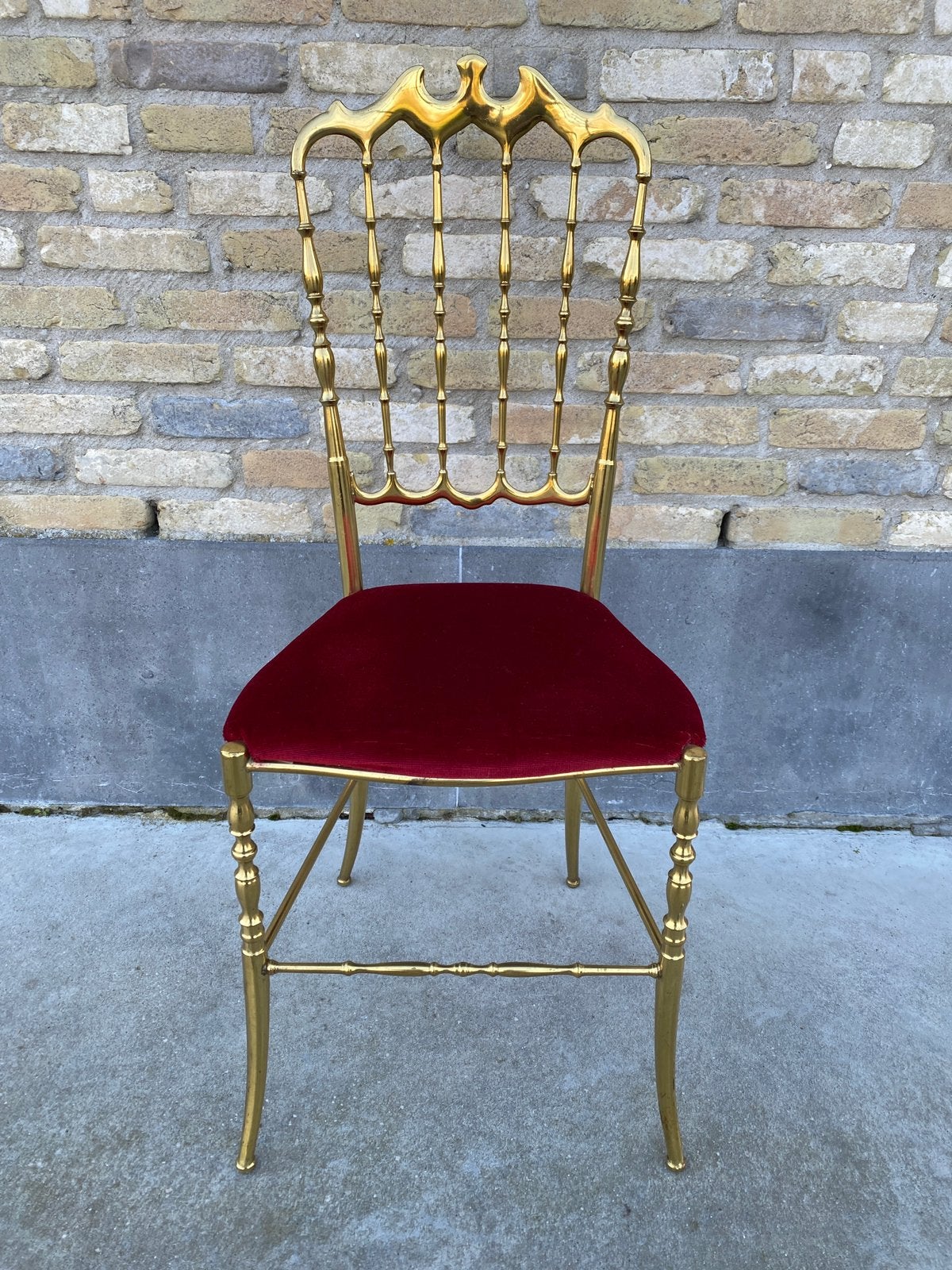 Chaise Chiavari en laiton, Enlèvement