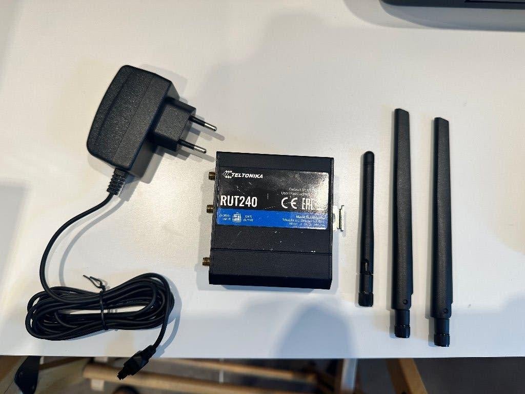 Teltonika RUT240 4G LTE-modemrouter, Computers en Software, Ophalen of Verzenden, Gebruikt, Router, Teltonika