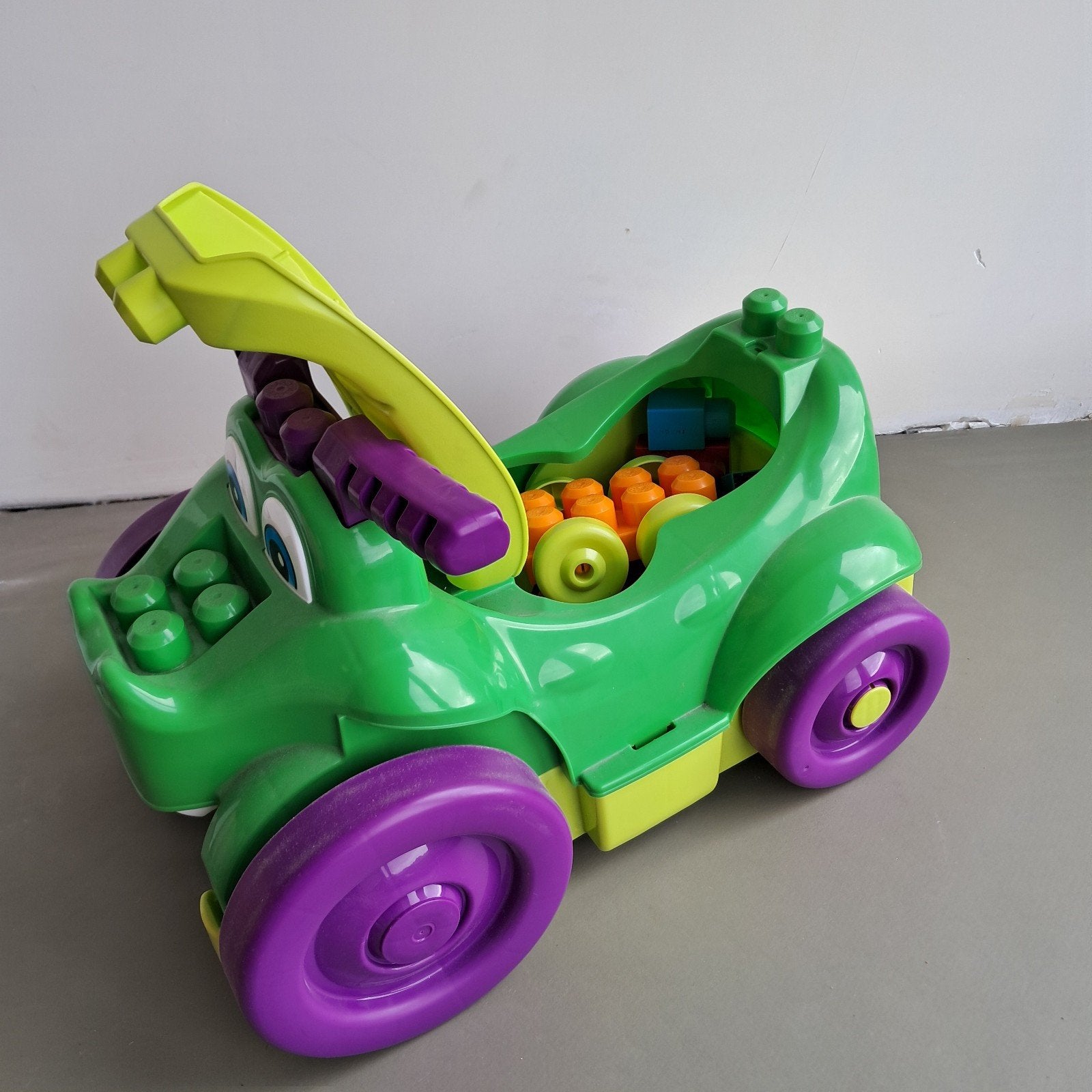 Kinderauto met opbergvak voor blokken, Fietsen en Brommers, Ophalen, Zo goed als nieuw
