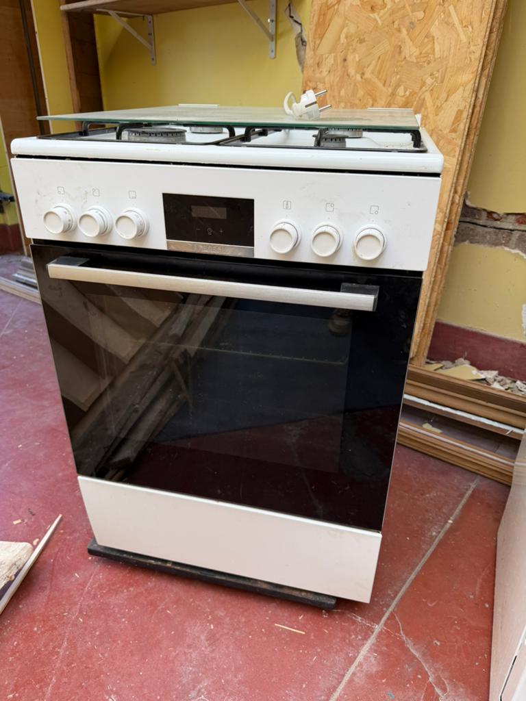 Cuisinière Bosch — gaz + four électrique, Electroménager, Gaz, 4 zones de cuisson, Enlèvement, Utilisé