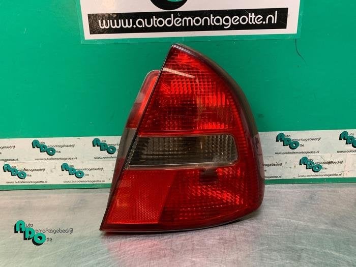 Feu arrière droit d'un Mitsubishi Carisma (Carisma 99-), -, 3 mois de garantie, Utilisé, Mitsubishi