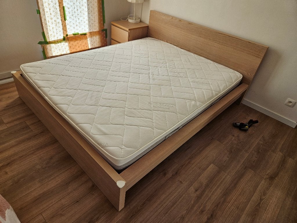 Lit Ikea Malm + 2 tables de nuit + matelas 160x200 cm, Beige, Enlèvement, Utilisé, 200 cm