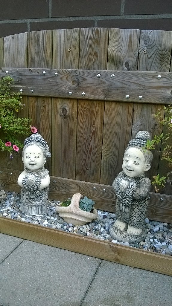Tuinbeelden jongen en meisje, Ophalen, Nieuw, Beton, Mensenbeeld