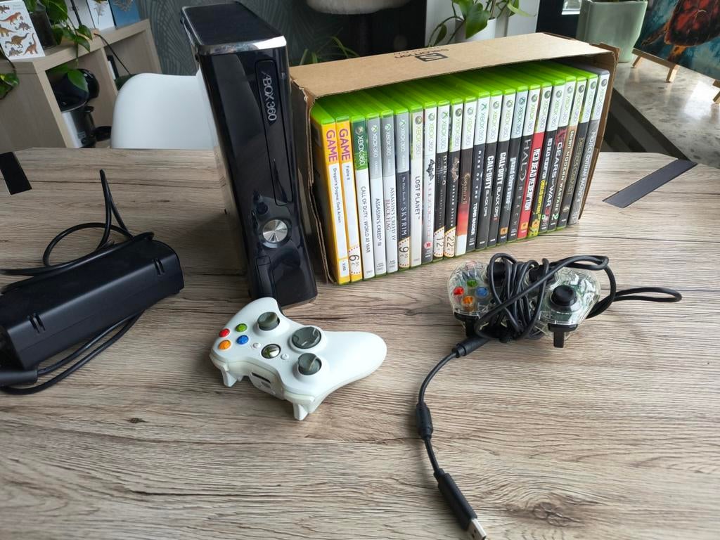 Xbox360S met kabel, 2 controllers en 22 spellen, Ophalen, Met 2 controllers, Refurbished, 250 GB