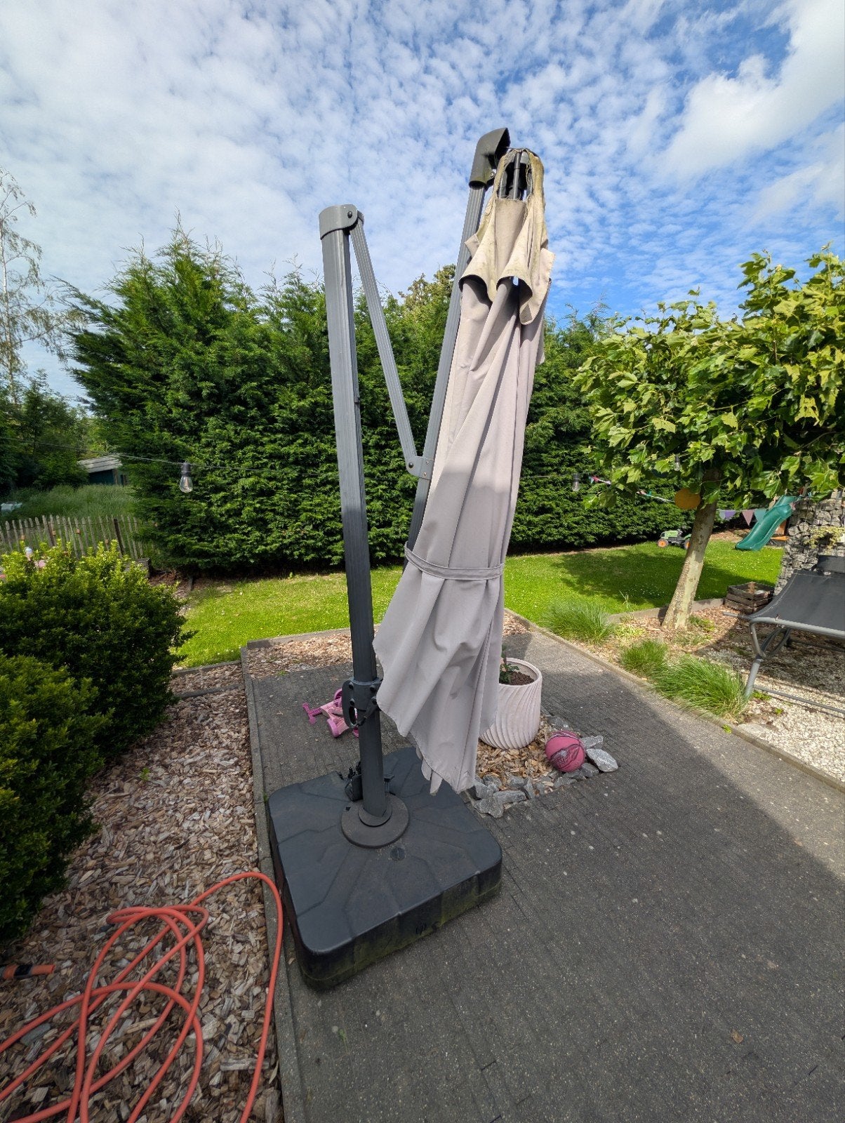 Parasol met voet ( doek gescheurd), Tuin en Terras, Ophalen