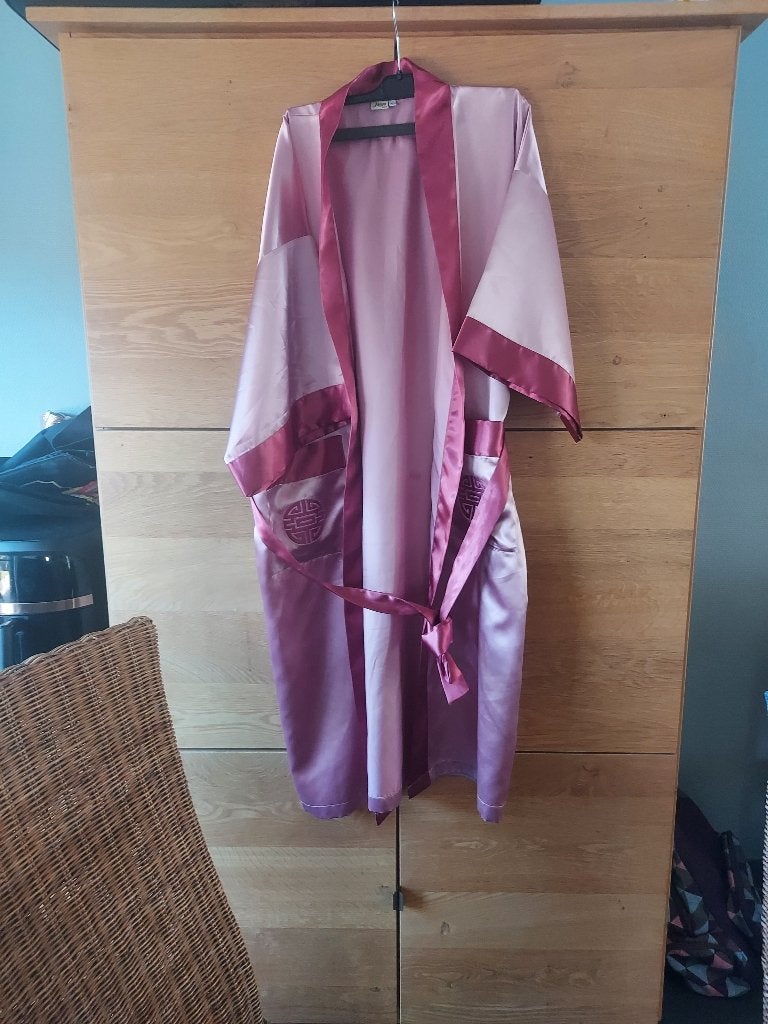 Kimono en satin L, culottes/tongs sexy, soutiens-gorge, joue, Vêtements | Femmes, Sous-vêtements & Lingerie, Enlèvement ou Envoi