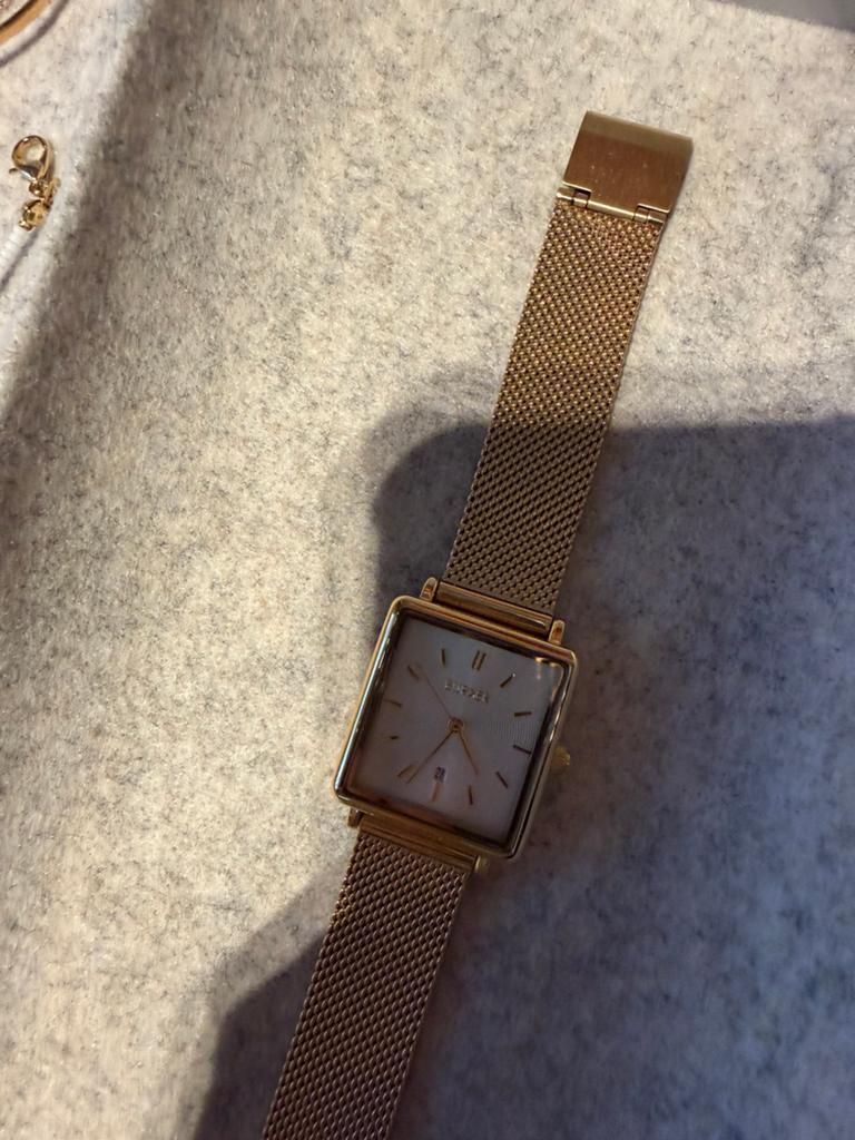 Burker dameshorloge goudkleurig, Handtassen en Accessoires, Horloges | Dames, Ophalen, Zo goed als nieuw