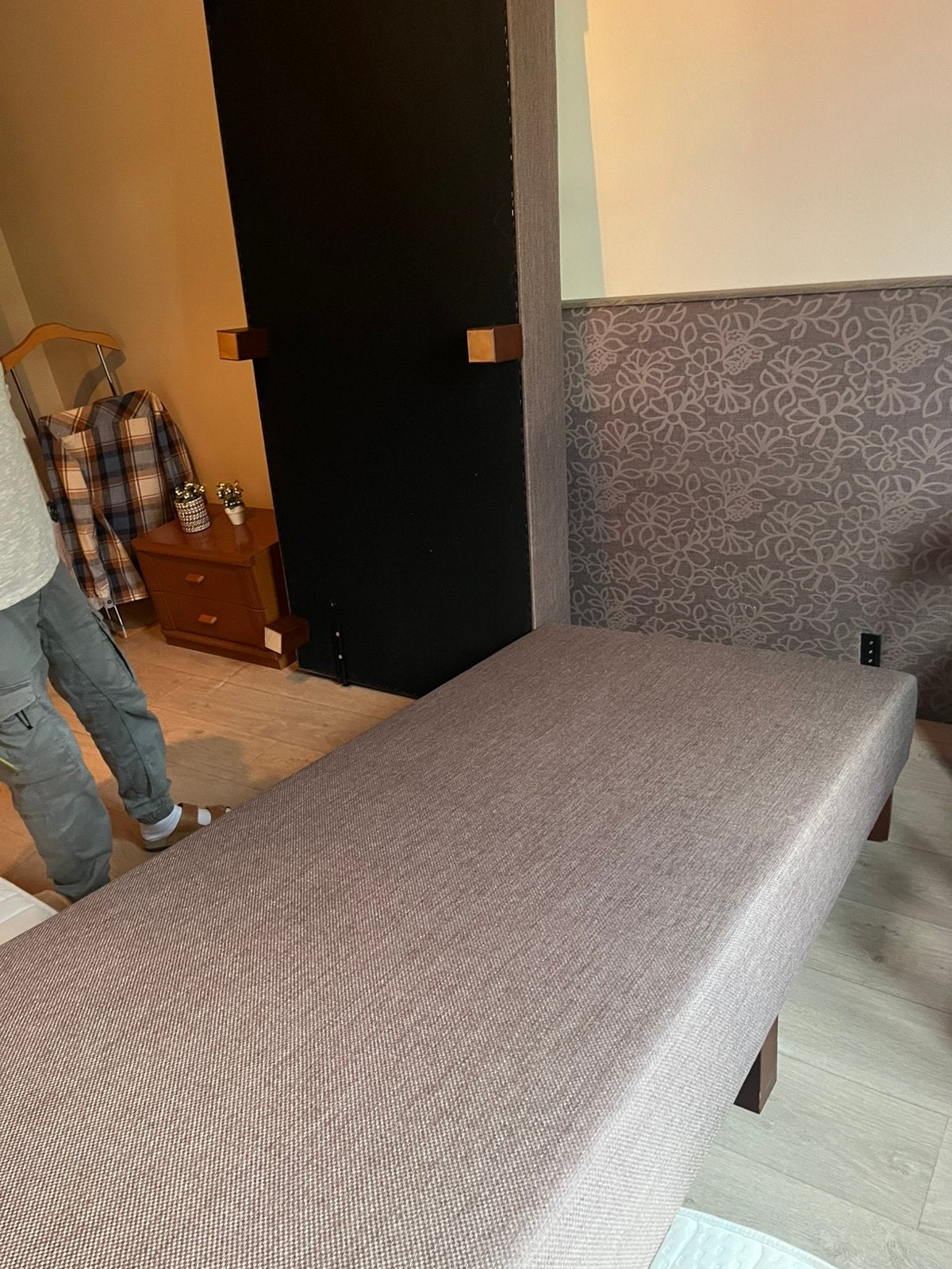 Boxspring 180cm x200cm incl matras +2 nachtkastjes, Ophalen, Zo goed als nieuw