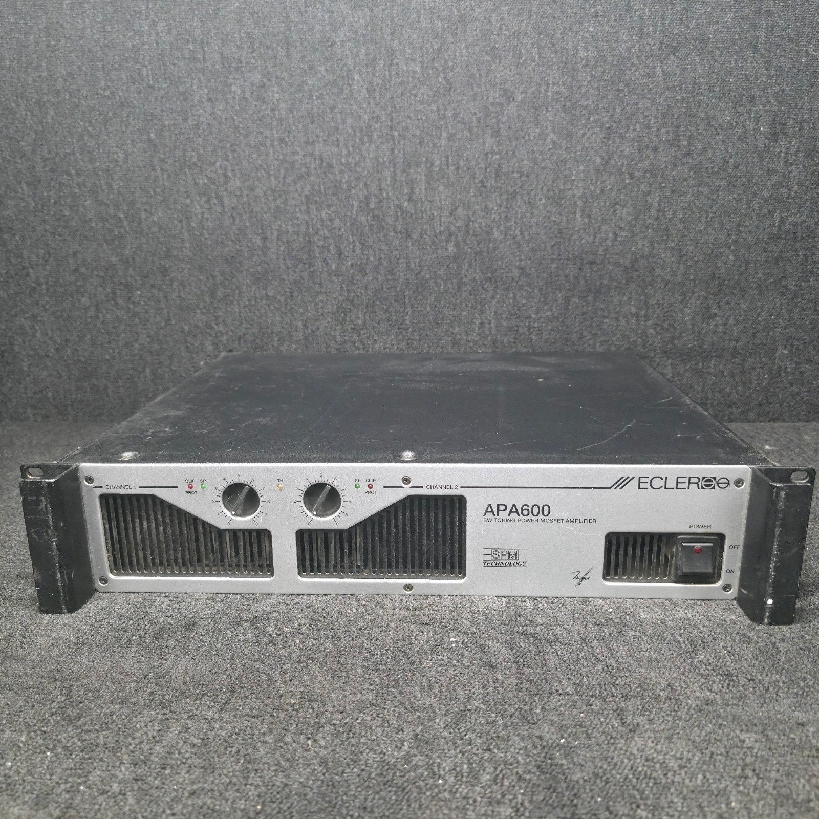 ECLER  APA600   versterker   2 x 300 watt, Ophalen of Verzenden