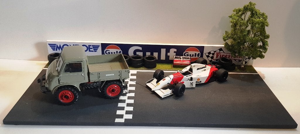 Diorama Schuco Mercedes-Benz Unimog U401 1:32 + F1, Ophalen of Verzenden, Nieuw, Groter dan 1:35, Diorama