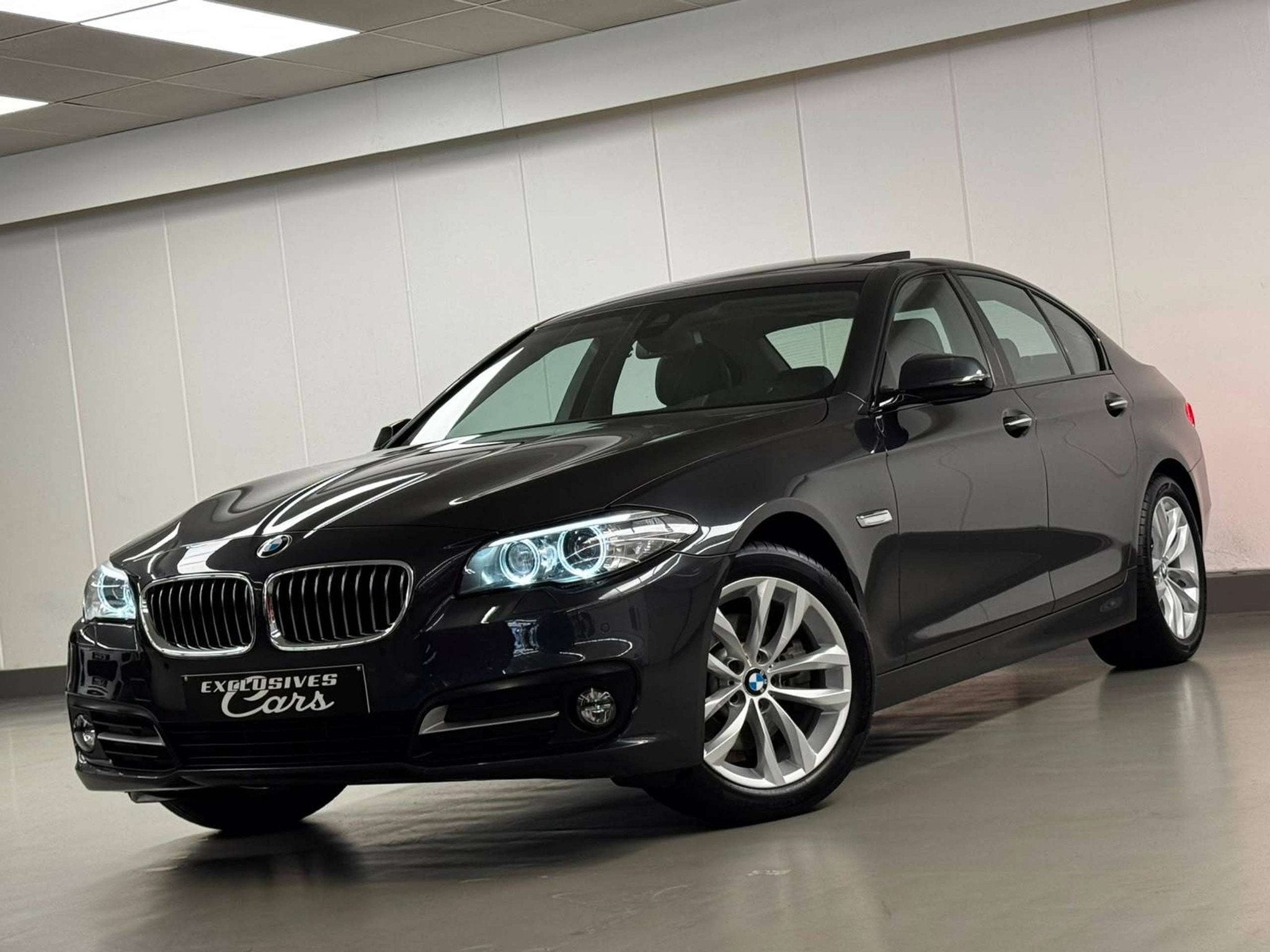 BMW 5 Serie 518 DA 150CV TOIT OUVRANT HEAD UP CAMERA GPS CUI, Autos, Cuir, Argent ou Gris, Entreprise, Noir