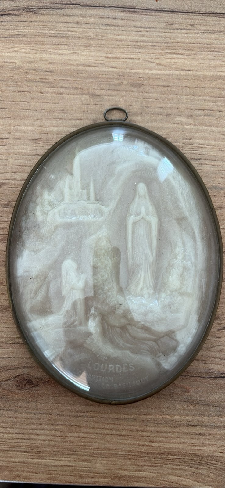 Cadre médaillon reliquaire ancien en cire - Lourdes, Antiquités & Art, Antiquités | Objets religieux, Enlèvement ou Envoi