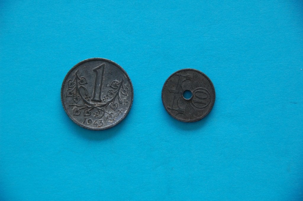 BOHEMIA & MORAVIA : 1943 Koruna en 1 Haleru ( met gaatje ), Postzegels en Munten, Verzenden, Setje