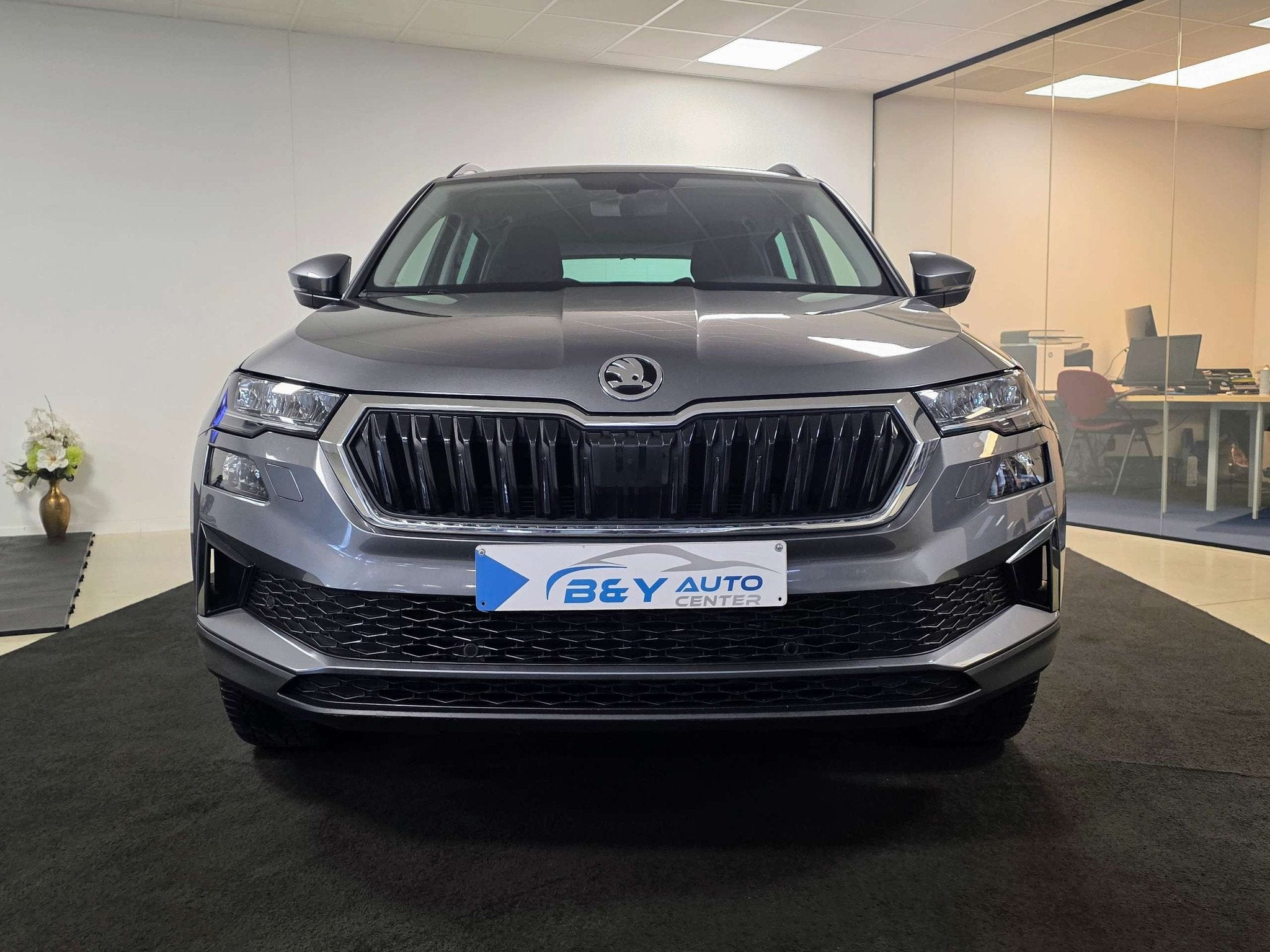 Skoda Karoq 1.0 TSI Active 110pk - BTW AFTREKBAAR (bj 2023), Auto's, Voorwielaandrijving, Stof, Gebruikt, Euro 6