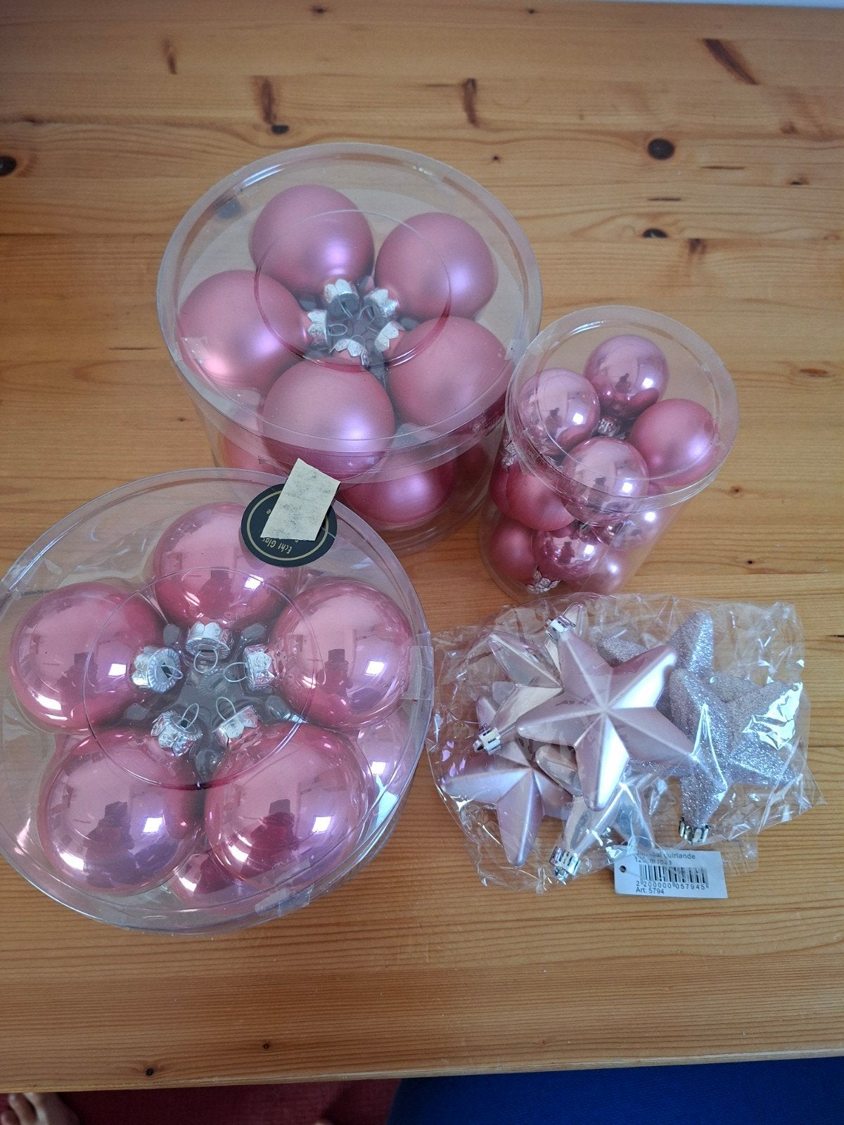 Pakket roze kerstballen, Ophalen