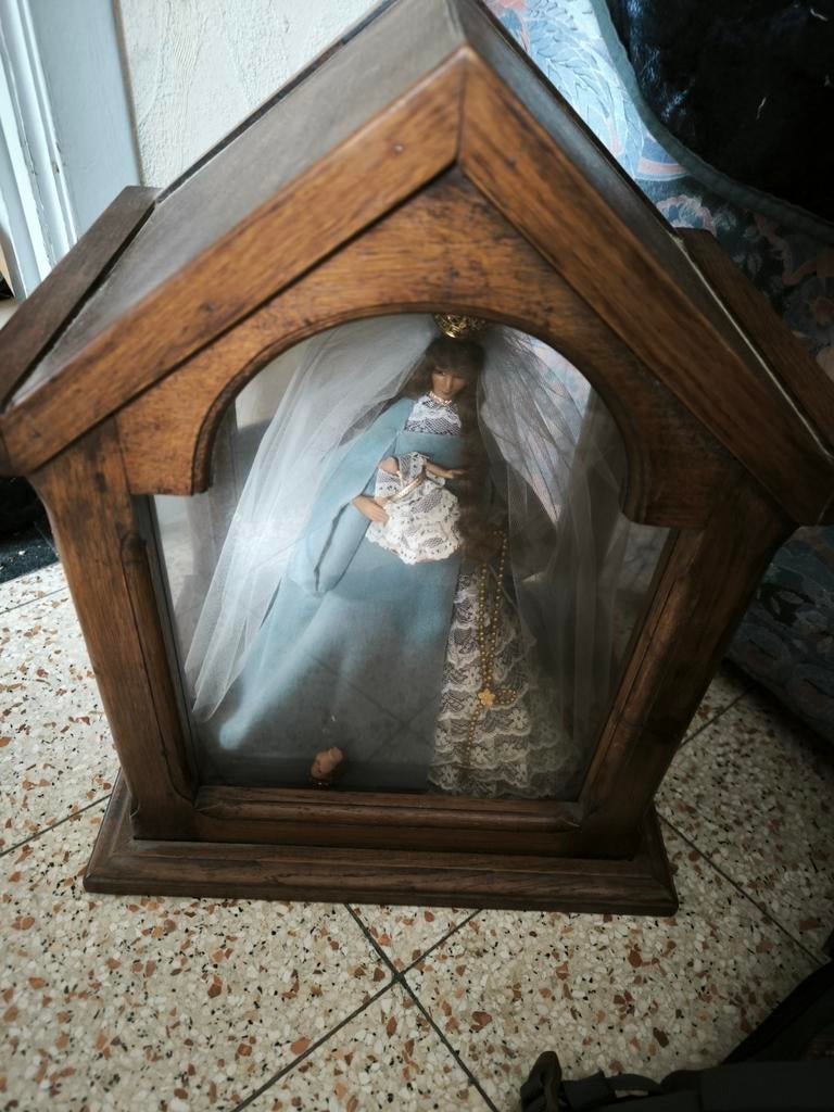 Vitrine kastje dicht met religieuze figuur . Afmetingen, Antiek en Kunst, Ophalen