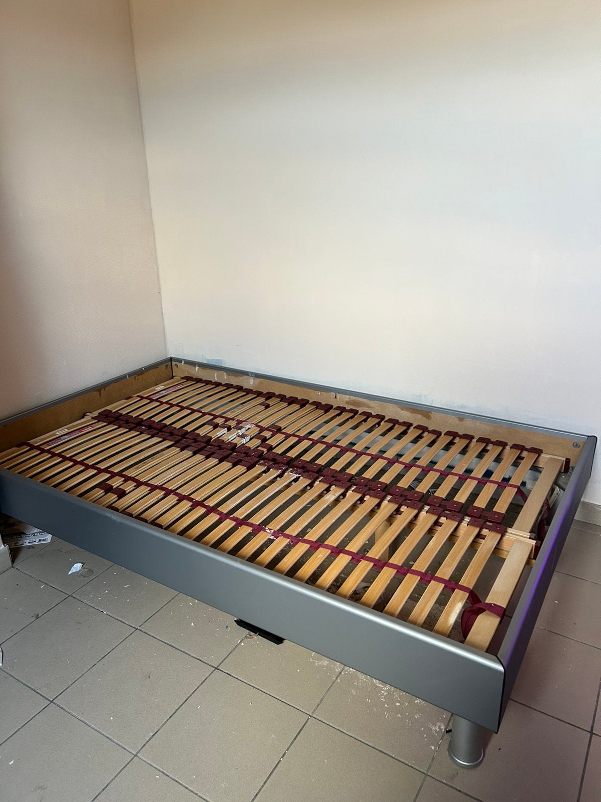 Lit 140 cm avec sommier et le matela est gratuit, Maison & Meubles, Enlèvement, Comme neuf, 140 cm