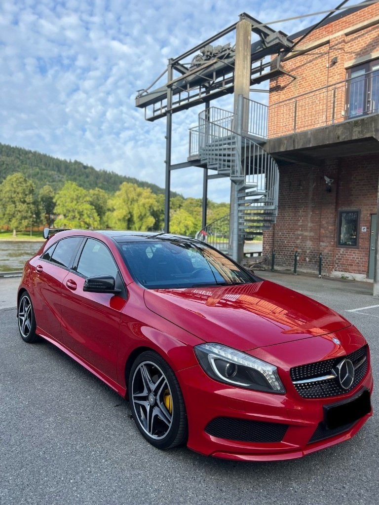 Très belle Mercedes Benz A180 122HK 2xAMG automatique, 1200 kg, Entretenue par le concessionnaire, 5 portes, 6 cylindres