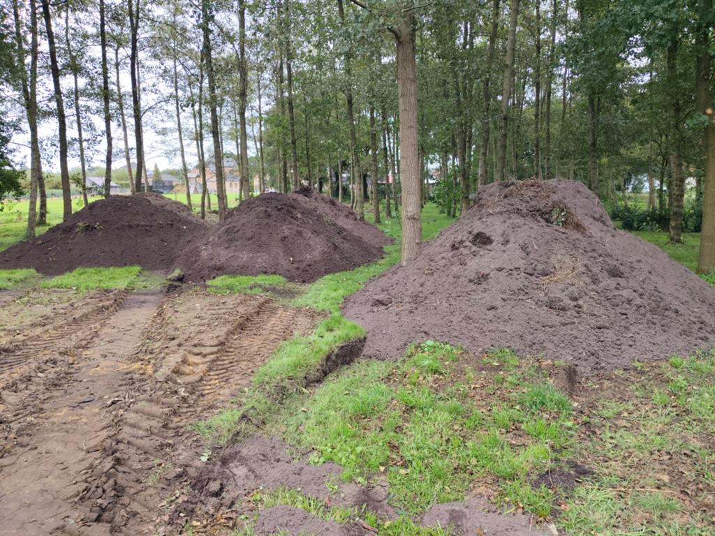 GEZOCHT, zwarte grond die kan geleverd worden., Ophalen