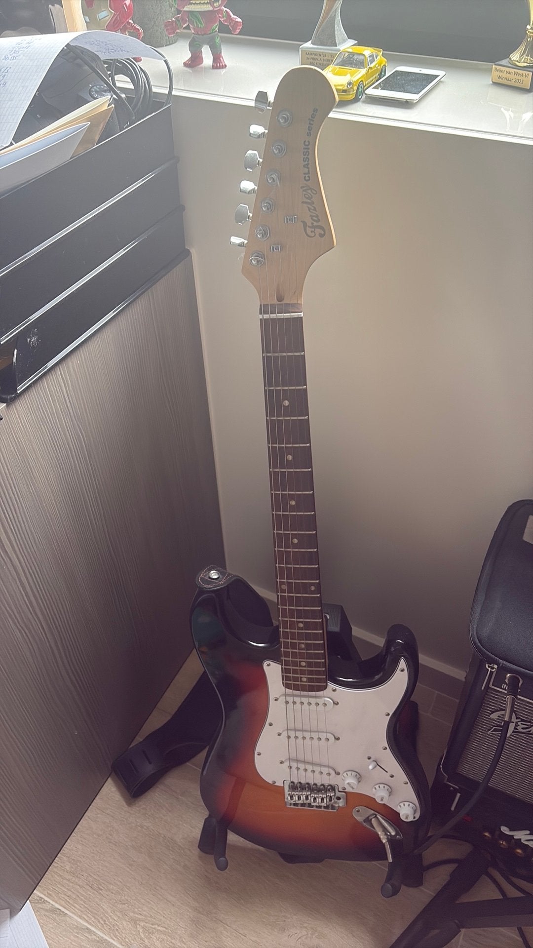 Elektrische gitaar met houder en twee versterkers, Musique & Instruments, Enlèvement, Comme neuf
