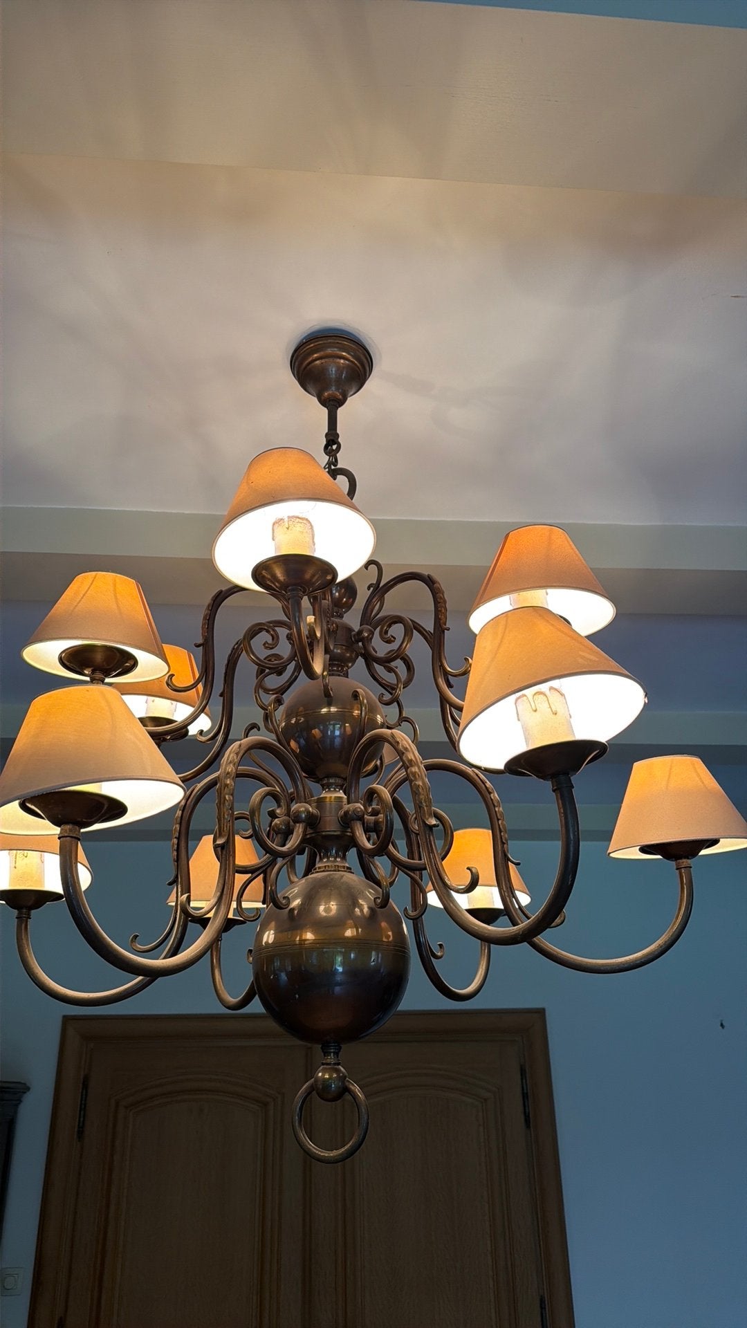 Lustre en bronze, Enlèvement, Utilisé