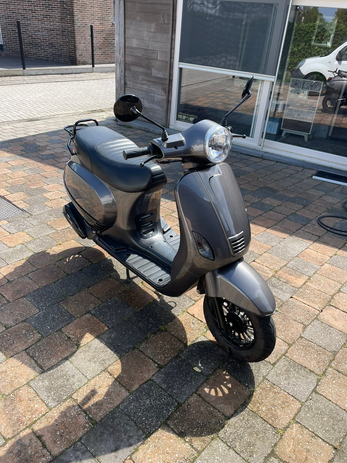 50cc GTS toscane, Fietsen en Brommers, Ophalen, Zo goed als nieuw
